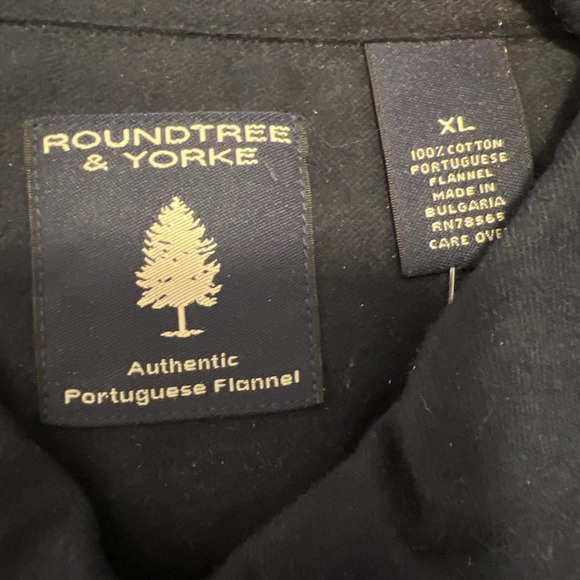 * Men’s Blue Roundtree & Yorke Long Sleeve Button Down - Picture 3 of 3